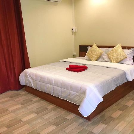 นพรัตน์การ์เด้นฮิลล์ Hotel Uthai Thani Exterior photo