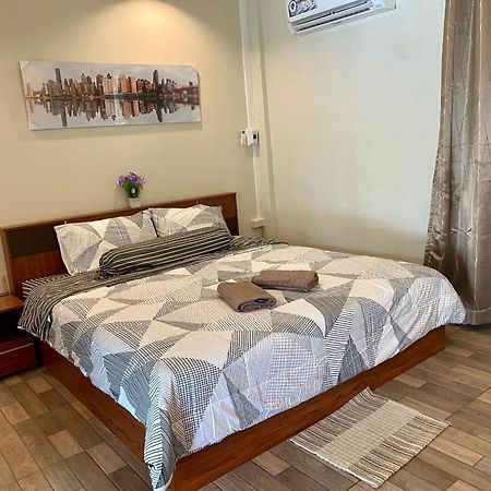 นพรัตน์การ์เด้นฮิลล์ Hotel Uthai Thani Exterior photo