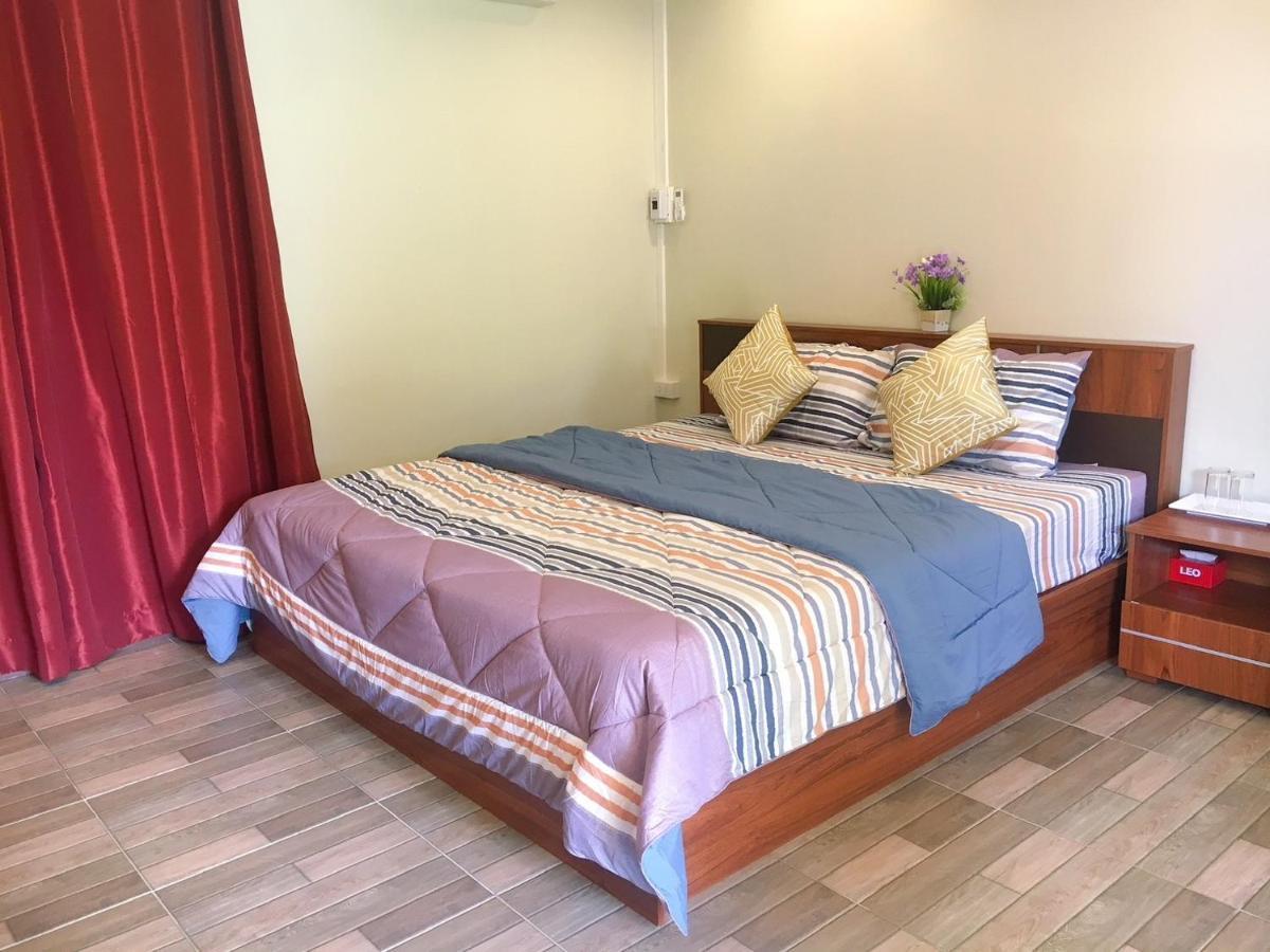 นพรัตน์การ์เด้นฮิลล์ Hotel Uthai Thani Exterior photo