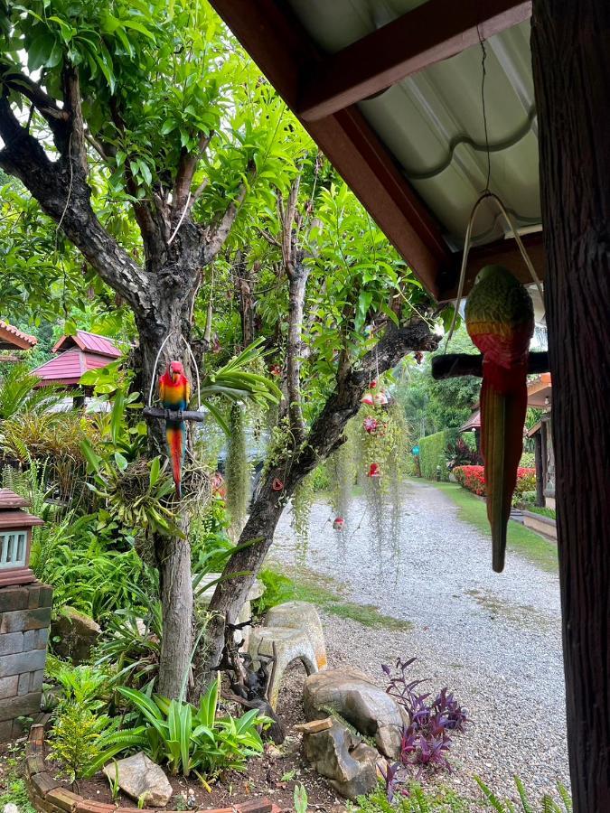 นพรัตน์การ์เด้นฮิลล์ Hotel Uthai Thani Exterior photo
