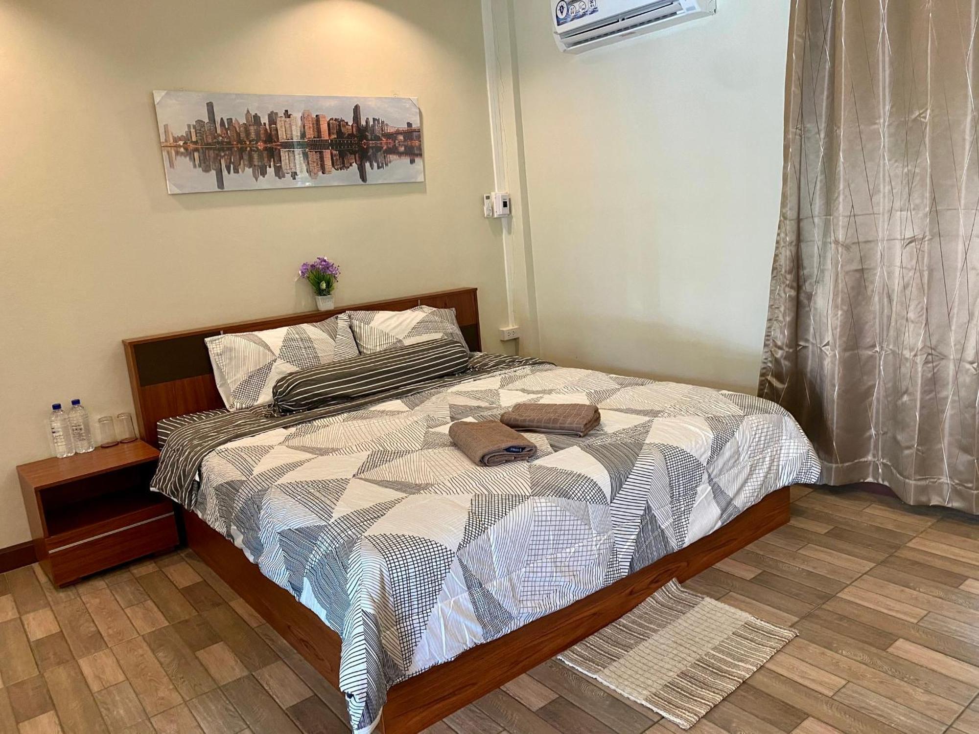 นพรัตน์การ์เด้นฮิลล์ Hotel Uthai Thani Exterior photo