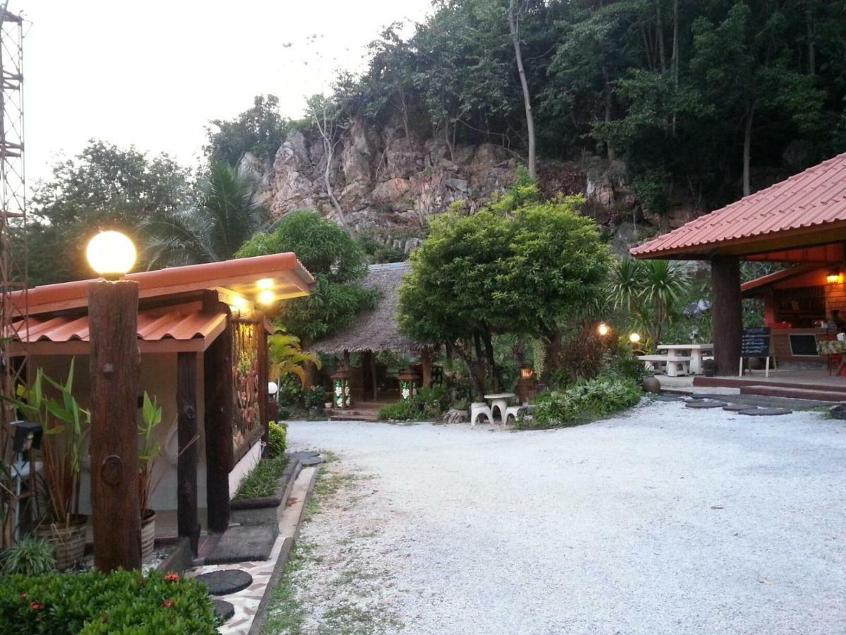นพรัตน์การ์เด้นฮิลล์ Hotel Uthai Thani Exterior photo